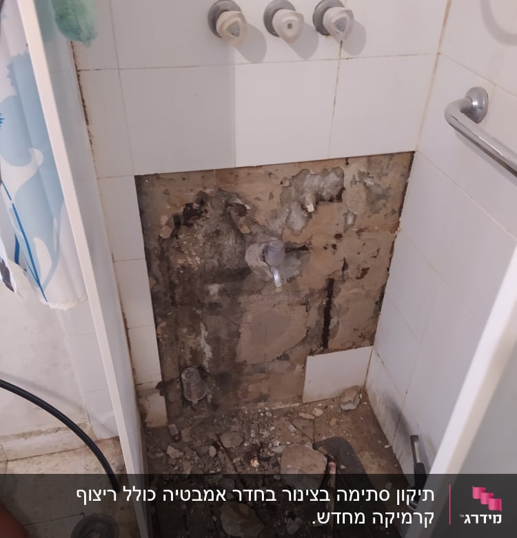 קיר פתוח עם צינורות וכלי עבודה של אינסטלטור